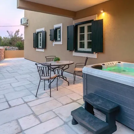 Teona Luxury With Jacuzzi And Garden View *