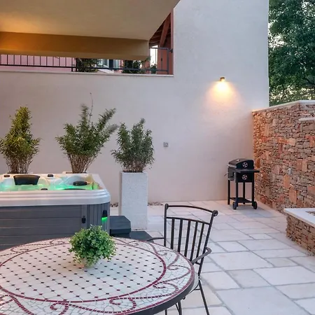 Apartment Teona Luxury With Jacuzzi And Garden View