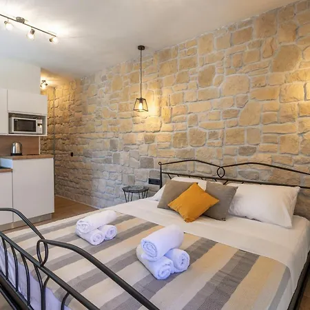 Apartment Teona Luxury With Jacuzzi And Garden View Sali