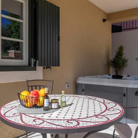 Апартаменты Teona Luxury With Jacuzzi And Garden View *