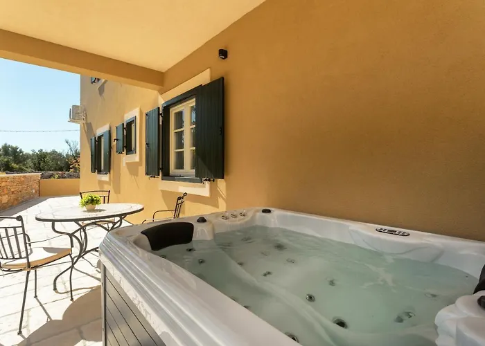 شقة Teona Luxury With Jacuzzi And Garden View