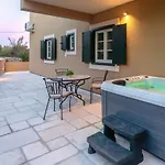 Teona Luxury With Jacuzzi And Garden View *