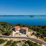 Teona Luxury With Jacuzzi And Garden View Apartman