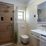Teona Luxury With Jacuzzi And Garden View Apartman *