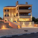 Teona Luxury With Jacuzzi And Garden View * Sali