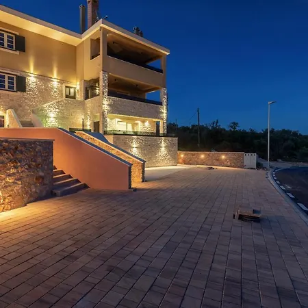 Teona Luxury With Jacuzzi And Garden View * Sali