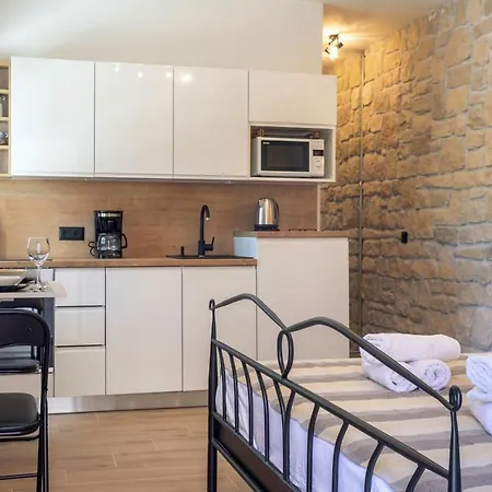 Teona Luxury With Jacuzzi And Garden View Apartamento