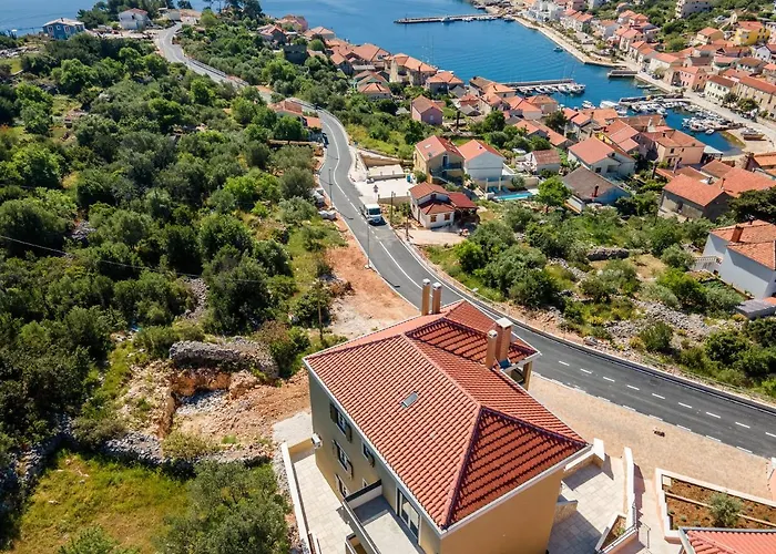 Teona Luxury With Jacuzzi And Garden View