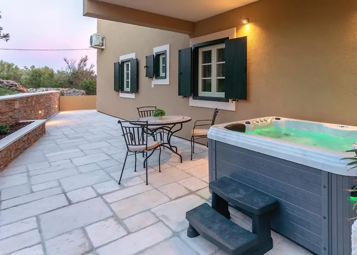 Teona Luxury With Jacuzzi And Garden View *