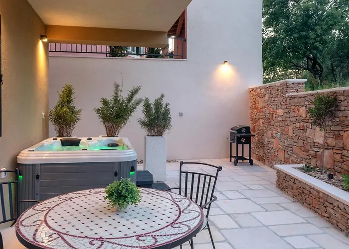 Apartman Teona Luxury With Jacuzzi And Garden View