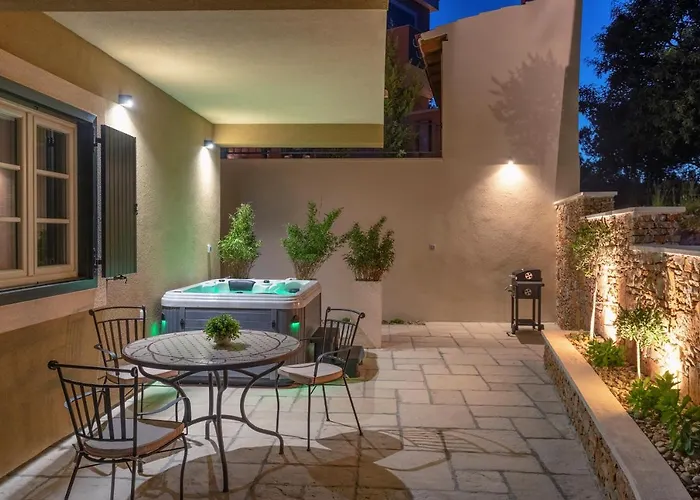 Teona Luxury With Jacuzzi And Garden View Apartman